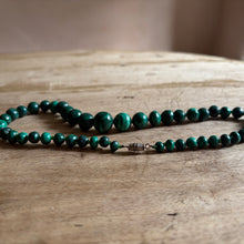Charger l'image dans la galerie, Vintage Malachite Graduated Bead Necklace