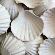 Charger l'image dans la galerie, French vintage ceramic scallop shells