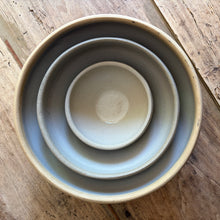 Laden Sie das Bild in den Galerie-Viewer, Set of 3 French Provencal Earthenware Bowls
