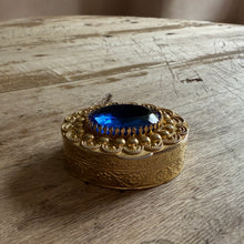 Laden Sie das Bild in den Galerie-Viewer, Vintage Italian Jewelled Trinket Box
