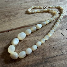 Laden Sie das Bild in den Galerie-Viewer, Vintage Mother of Pearl Necklace
