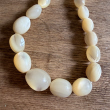 Laden Sie das Bild in den Galerie-Viewer, Vintage Mother of Pearl Necklace
