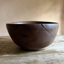 Laden Sie das Bild in den Galerie-Viewer, Antique French Wooden Bowl
