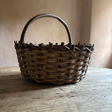 Carica l'immagine nel visualizzatore di Gallery, French antique split chestnut basket Natasha Baker Antiques &amp; Interiors 
