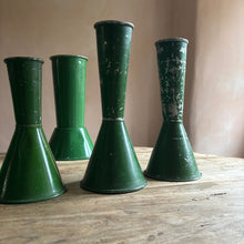 Laden Sie das Bild in den Galerie-Viewer, English Vintage Flower Show Vase
